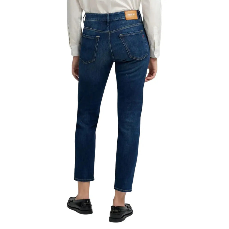 Replay Damen-Jeans aus blauem Denim mit dunkelblauem, geradem Bein und braunem Leder-Markenpatch am Bund und an den Vordertaschen.
