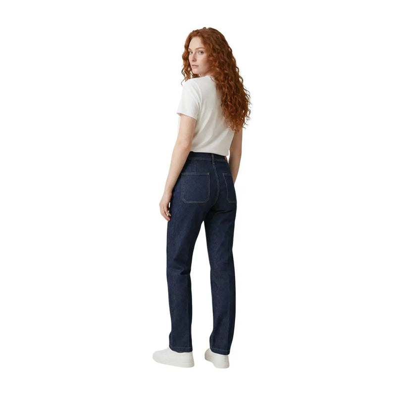 Replay Damen-Jeans aus blauem Denim mit Vordertaschen, geradem Bein und klassischen Gesäßtaschen, von der Rückseite gesehen.