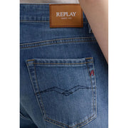 Rückseite der schmal geschnittenen, blauen Baumwolljeans von Replay für Damen mit braunem Leder-Markenpatch und rotem, gesticktem Logo auf der Tasche