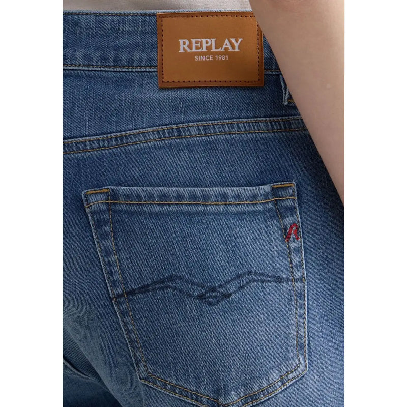 Rückseite der schmal geschnittenen, blauen Baumwolljeans von Replay für Damen mit braunem Leder-Markenpatch und rotem, gesticktem Logo auf der Tasche