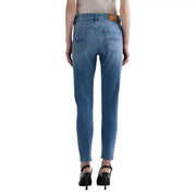 Rückansicht der schmal geschnittenen, hellblauen Baumwolljeans von Replay für Damen mit dezenten Waschungen und Markenlabel am Bund