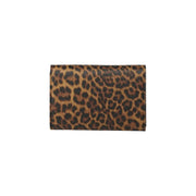 Die Replay Damen-Geldbörse in Leopardenbraun mit Schulterriemen (18 cm breit) besticht durch ihr kompaktes, rechteckiges Design mit auffälligem Leopardenmuster.