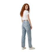 Hellblaue Jeans mit geradem Bein und klassischen Gesäßtaschen, von hinten gesehen