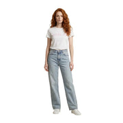Weißes, kurzärmeliges Baumwoll-T-Shirt von Replay für Damen mit Rundhalsausschnitt, kombiniert mit einer hellen, hochgeschnittenen, geraden Jeans im Used-Look.