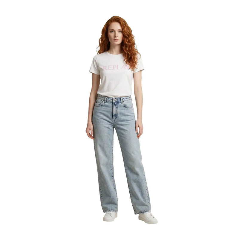 Weißes, kurzärmeliges Baumwoll-T-Shirt von Replay für Damen mit Rundhalsausschnitt, kombiniert mit einer hellen, hochgeschnittenen, geraden Jeans im Used-Look.