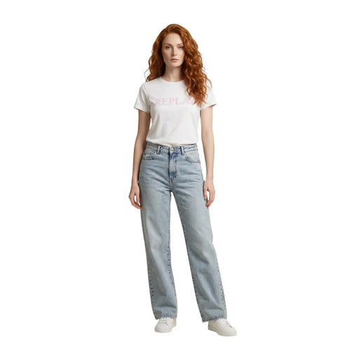 Weißes, kurzärmeliges Baumwoll-T-Shirt von Replay für Damen mit Rundhalsausschnitt, kombiniert mit einer hellen, hochgeschnittenen, geraden Jeans im Used-Look.