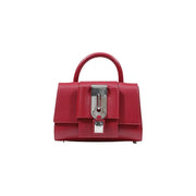 Eine elegante, glänzende, rote Mini-Handtasche aus Kunstleder für Damen mit einem markanten silbernen Schloss- und Schlüsselmechanismus