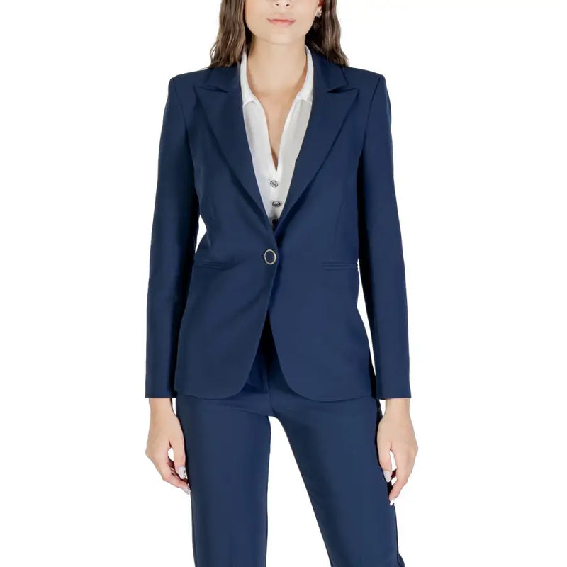Woman wearing Rinascimento navy blue fall winter blazer with white collared shirt