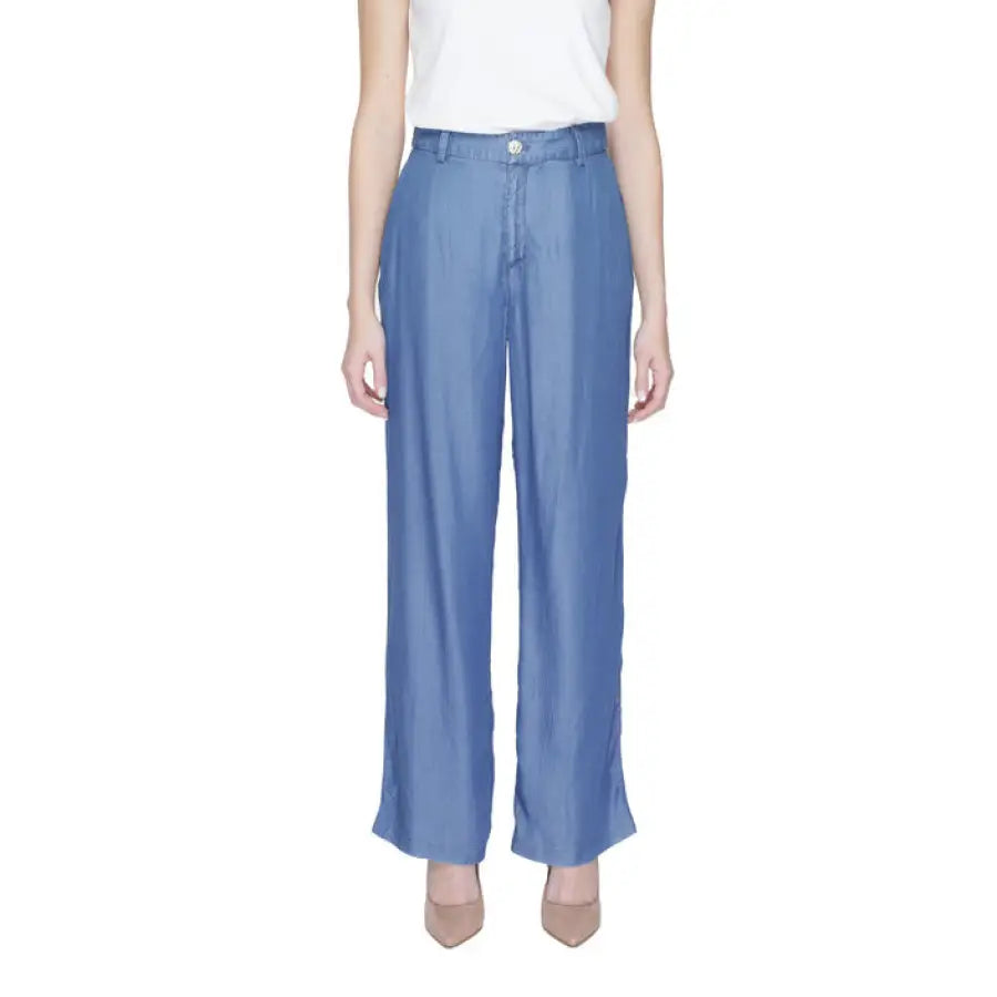 Vila Clothes Women Trousers showcasing urban style clothing in linen, perfect for city fashion