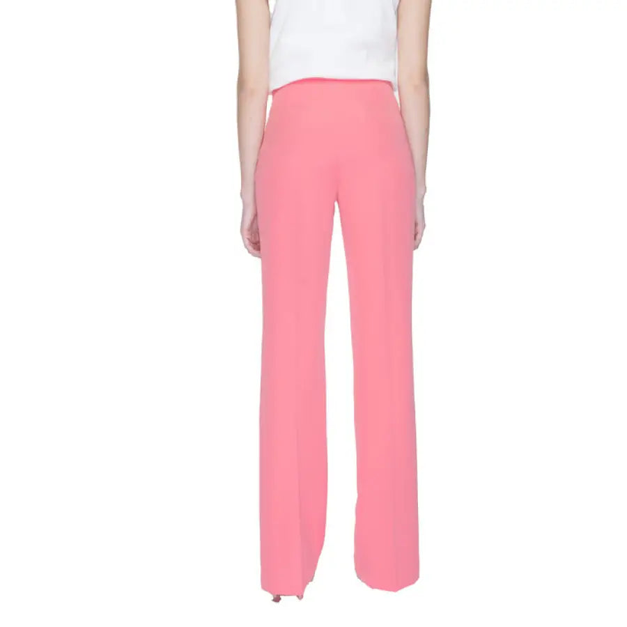Silence Women wearing The Row pink crepy trousers for urban city style fashion