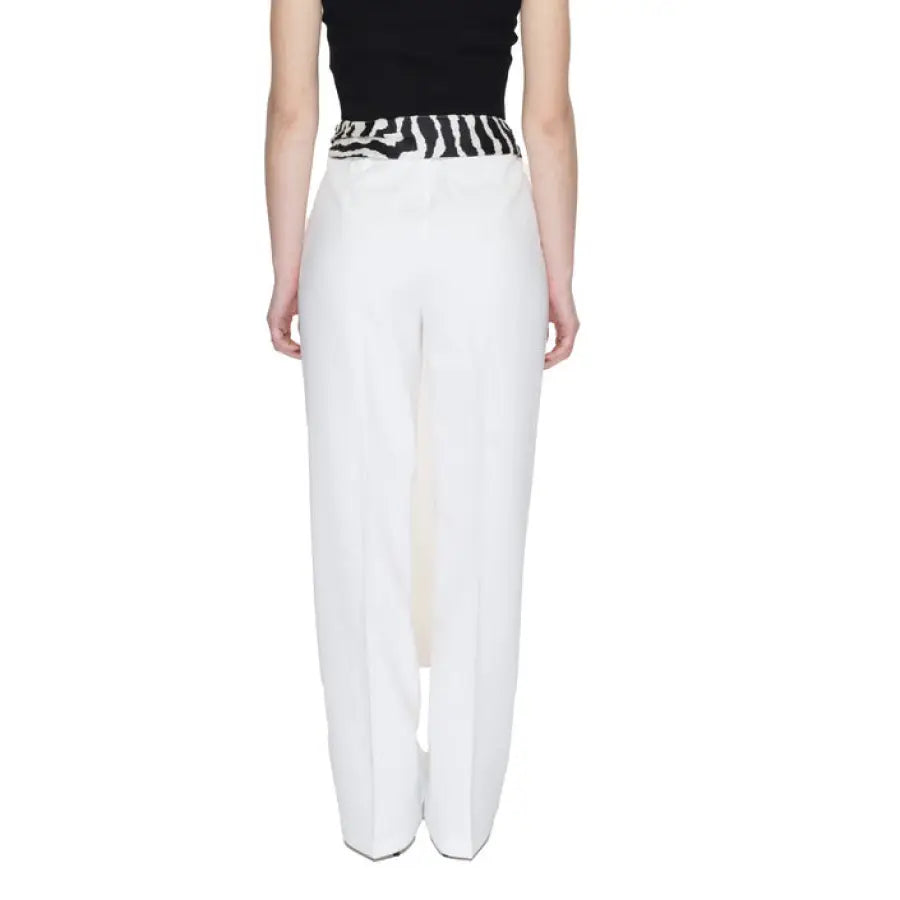 Only Women white trousers in urban style clothing for city fashion