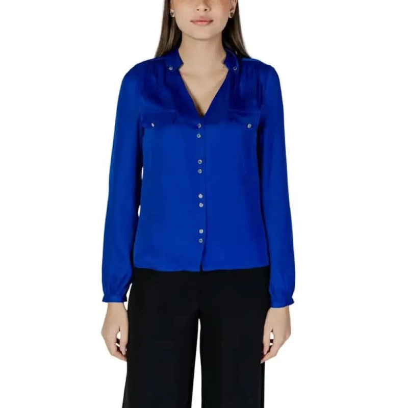 Royal blue button-up blouse with long sleeves and chest pockets from Morgan De Toi