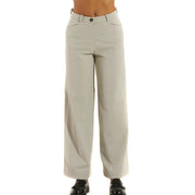 Beigefarbene rrd Damenhose aus Polyamid-Elastan mit weitem Bein, schmaler Passform und dezenten Bundfalten vorne für einen eleganten Look