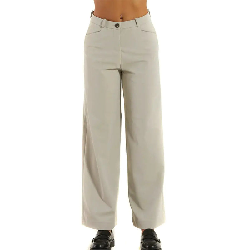 Beigefarbene rrd Damenhose aus Polyamid-Elastan mit weitem Bein, schmaler Passform und dezenten Bundfalten vorne für einen eleganten Look