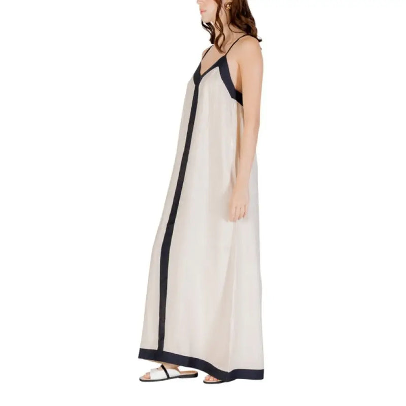 Elegant sleeveless floor-length dress with dark trim suitable for formal occasions