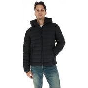 Superdry Schwarze, wattierte Herrenjacke mit Kapuze, durchgehendem Reißverschluss und Reißverschlusstaschen, Vorderansicht