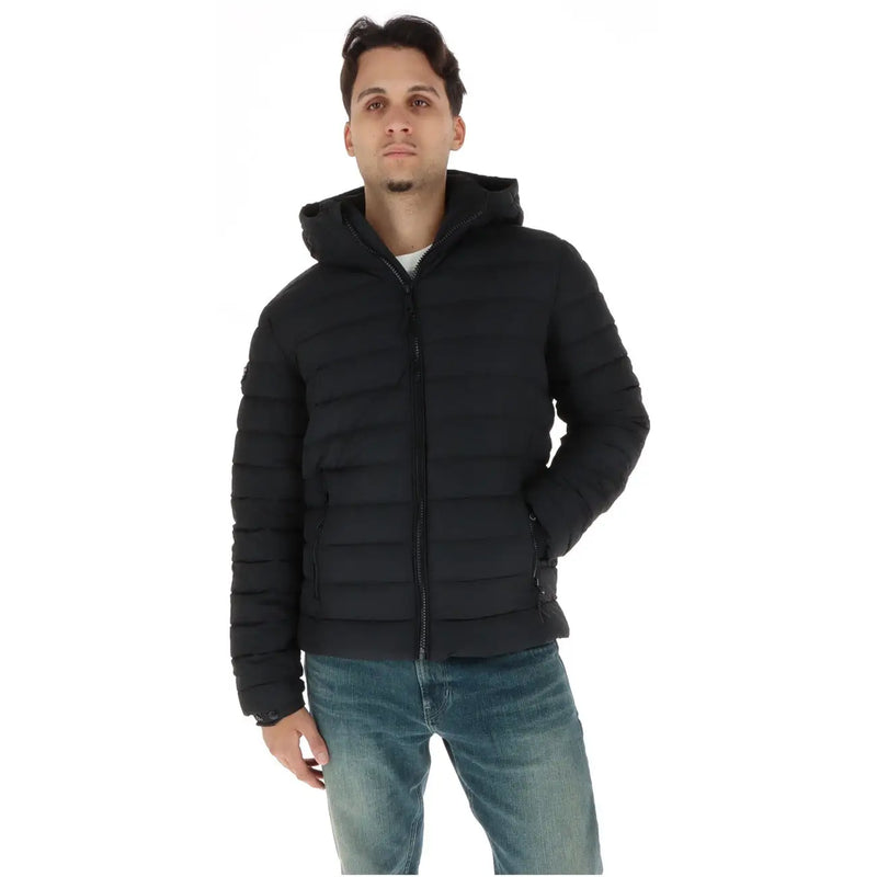 Superdry Schwarze, wattierte Herrenjacke mit Kapuze, durchgehendem Reißverschluss und Reißverschlusstaschen, Vorderansicht
