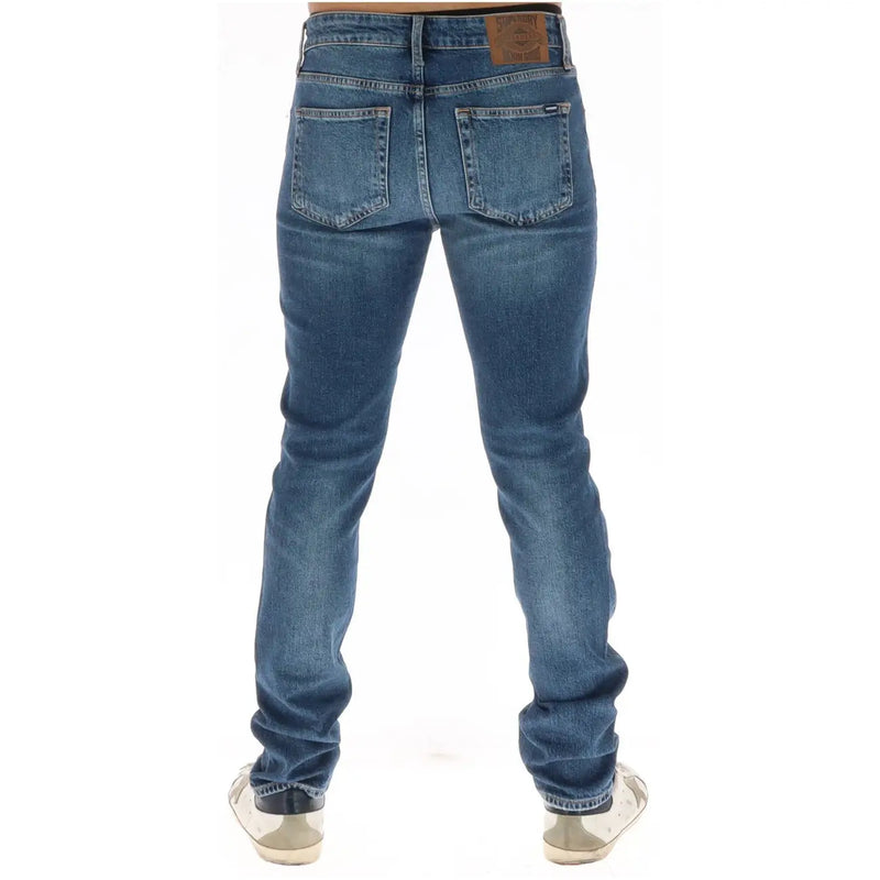 Superdry Jeans für Herren aus blauem Denim mit verwaschenen Gesäßtaschen und braunem Lederpatch, Rückansicht