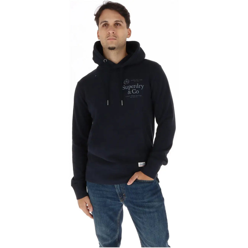 Schwarzes Superdry & Co.-Logo auf der Brust eines blauen Superdry Herren-Kapuzenpullovers aus Baumwollfleece, Vorderansicht