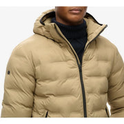 Beige gesteppte Daunenjacke mit Kapuze, schwarzem Reißverschluss und Besatz aus Polyester von Superdry Männer M5012045A