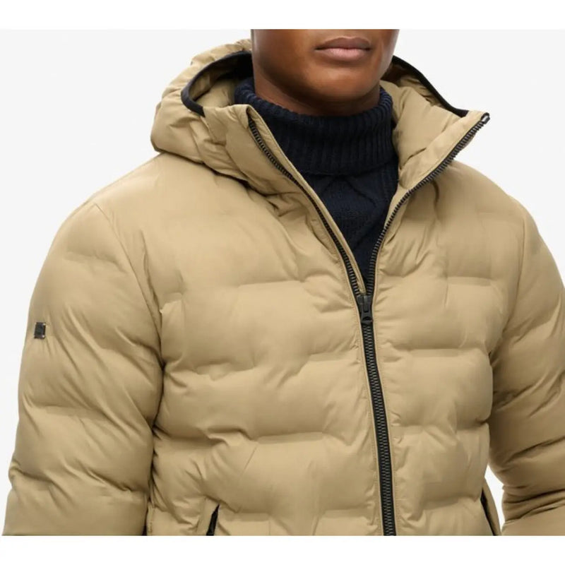 Beige gesteppte Daunenjacke mit Kapuze, schwarzem Reißverschluss und Besatz aus Polyester von Superdry Männer M5012045A
