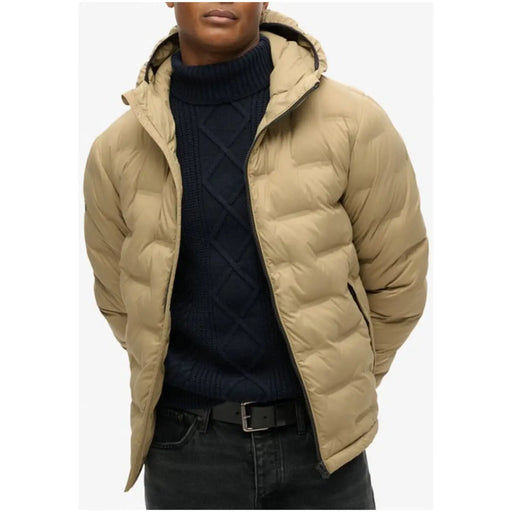 Beige gesteppte Kapuzen-Daunenjacke mit schwarzem Innenfutter aus Polyester von Superdry Men Long M5012045A