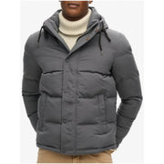 Superdry Schwarze Herrenjacke mit Kapuze, lang geschnitten für den Winter, mit grauem Steppfutter und Knopfleiste vorne.