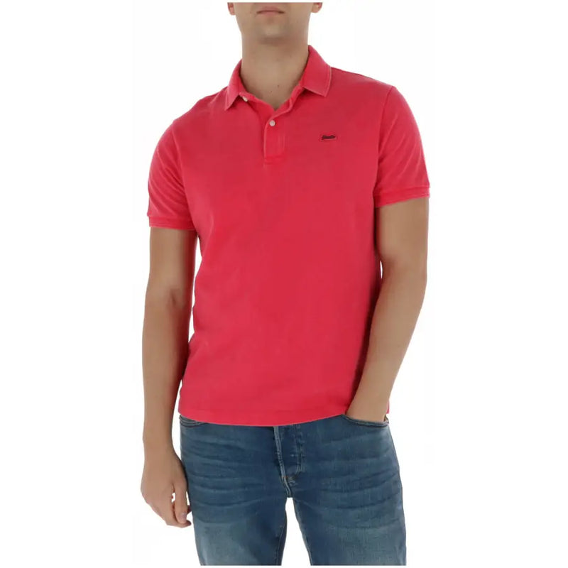 Superdry Rotes Herren-Poloshirt aus Baumwolle mit kurzen Ärmeln, klassischem Kragen und dezentem Markenlogo auf der Brust.