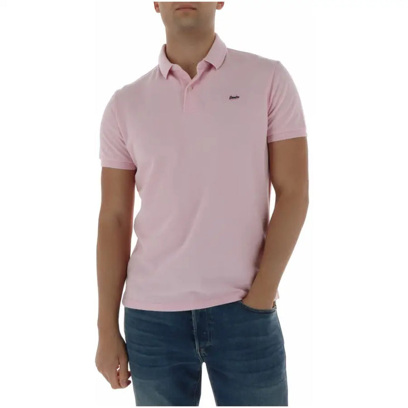 Ein helles Rosa Superdry Herren-Poloshirt mit klassischem Kragen, kurzen Ärmeln, aus Baumwollstoff und gesticktem Logo auf der linken Brust.
