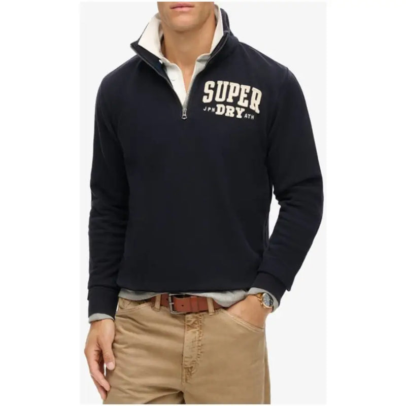 Schwarzer Superdry Herren-Sweatshirt-Pullover aus Fleece mit halbem Reißverschluss, cremefarbenem Schriftzug und hellgrauem Baumwoll-Innenkragen