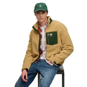 Superdry Gelbes Herren-Fleece-Sweatshirt mit durchgehendem Reißverschluss, hellbrauner Shearling-Jacke mit grünen Akzenten und einer Reißverschlusstasche vorne.