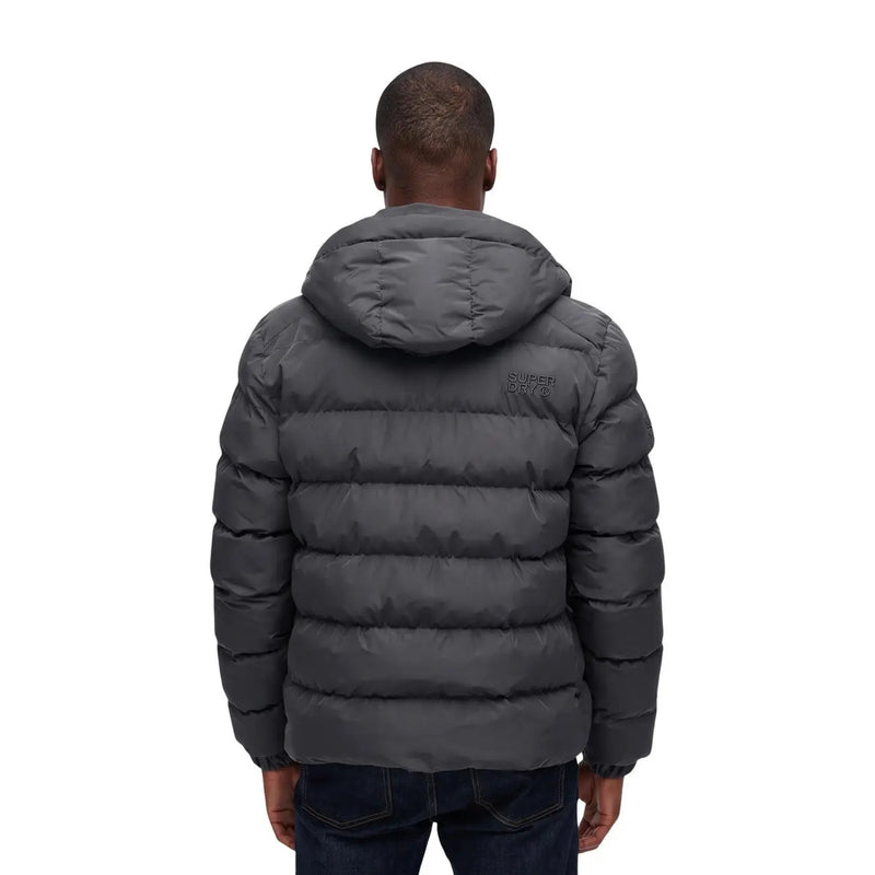 Superdry Steppjacke für Herren in Dunkelgrau mit horizontalen Nähten und Kapuze, Rückansicht