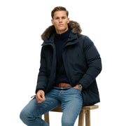 Superdry Steppjacke Everest für Herren in Marineblau mit pelzgefütterter Kapuze, Vorderansicht