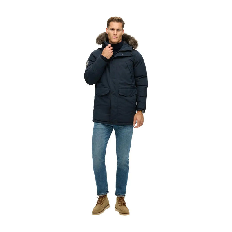 Superdry Daunenjacke Everest für Herren in Marineblau mit pelzgefütterter Kapuze und zwei Vordertaschen, Vorderansicht