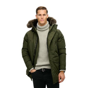 Superdry Daunenjacke Everest für Herren in Olivgrün mit pelzgefütterter Kapuze, Vorderansicht
