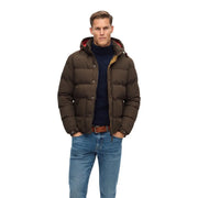 Superdry Outdoor Everest Steppjacke für Herren in Braun mit rot-beigem Kapuzenfutter und Knopfverschluss, Vorderansicht