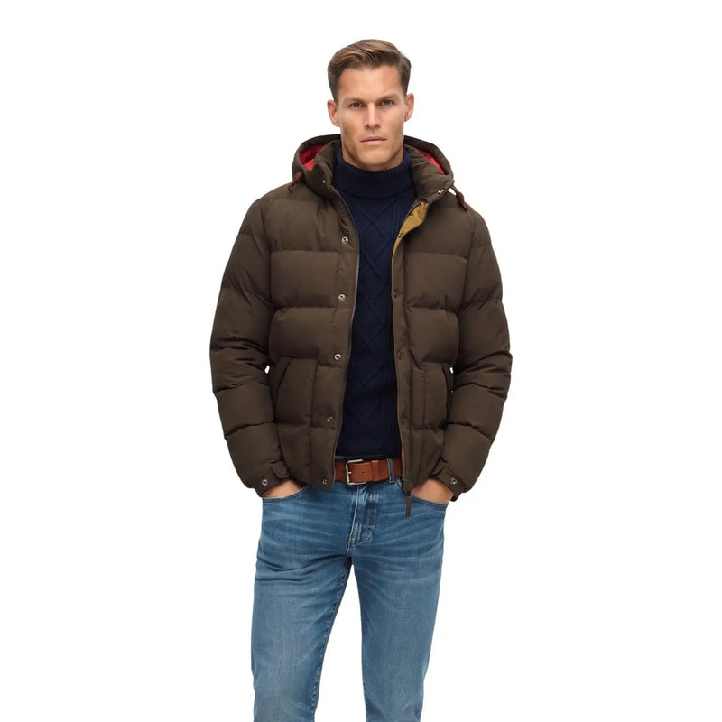 Superdry Outdoor Everest Steppjacke für Herren in Braun mit rot-beigem Kapuzenfutter und Knopfverschluss, Vorderansicht