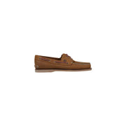 Timberland Klassische Herren-Mokassins aus hellbraunem Leder mit braunen Schnürsenkeln und weißen Ziernähten.