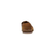 Timberland Klassischer Herren-Mokassin aus braunem Leder im Bootsstil, gefertigt aus hellbraunem Wildleder mit weißen Ziernähten und hellbrauner Gummisohle.