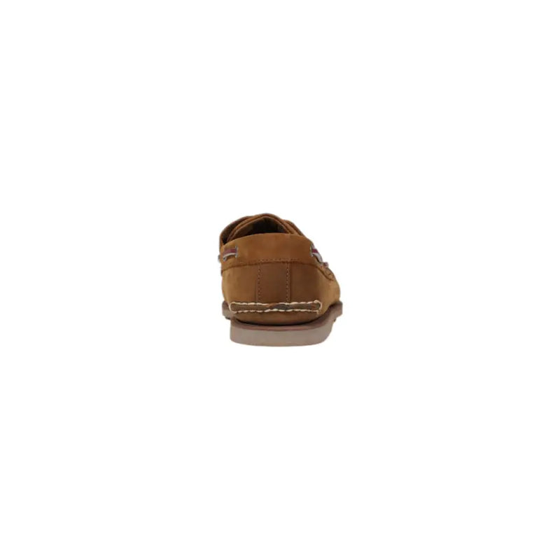Timberland Klassischer Herren-Mokassin aus braunem Leder im Bootsstil, gefertigt aus hellbraunem Wildleder mit weißen Ziernähten und hellbrauner Gummisohle.