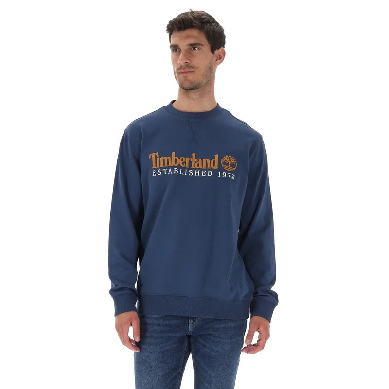 Marineblau Timberland Herren-Baumwoll-Sweatshirt mit dem Logo der Firma Established aus dem Jahr 1973 in orangefarbener und weißer Schrift auf der Brust