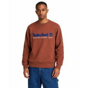 Timberland Herren-Sweatshirt aus grüner Baumwolle in Rostfarbe mit blau-weiß gesticktem Logo „Gründung 1973“ auf der Brust