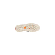 Timberland Beige Wildleder-Schnürschuhe für Herren mit weißer Gummisohle, verziert mit orangefarbenen Rautenmustern und strukturiertem Profil.
