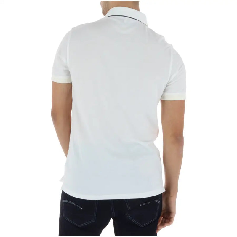 Timberland Weißes Herren-Polohemd mit kurzen Ärmeln aus 100 % Baumwolle mit dezentem marineblauem Besatz an Kragen und Ärmelbündchen.