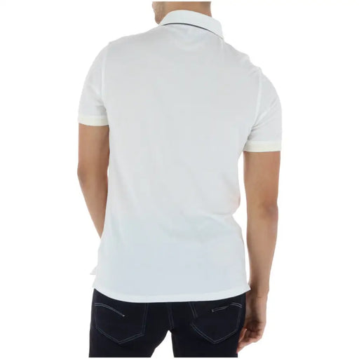 Timberland Weißes Herren-Polohemd mit kurzen Ärmeln aus 100 % Baumwolle mit dezentem marineblauem Besatz an Kragen und Ärmelbündchen.