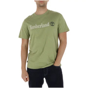 Olivgrün Timberland Männer t-shirt mit weißem und dunkelgrauem Logo auf der Brust, aus weichem Baumwollmaterial gefertigt