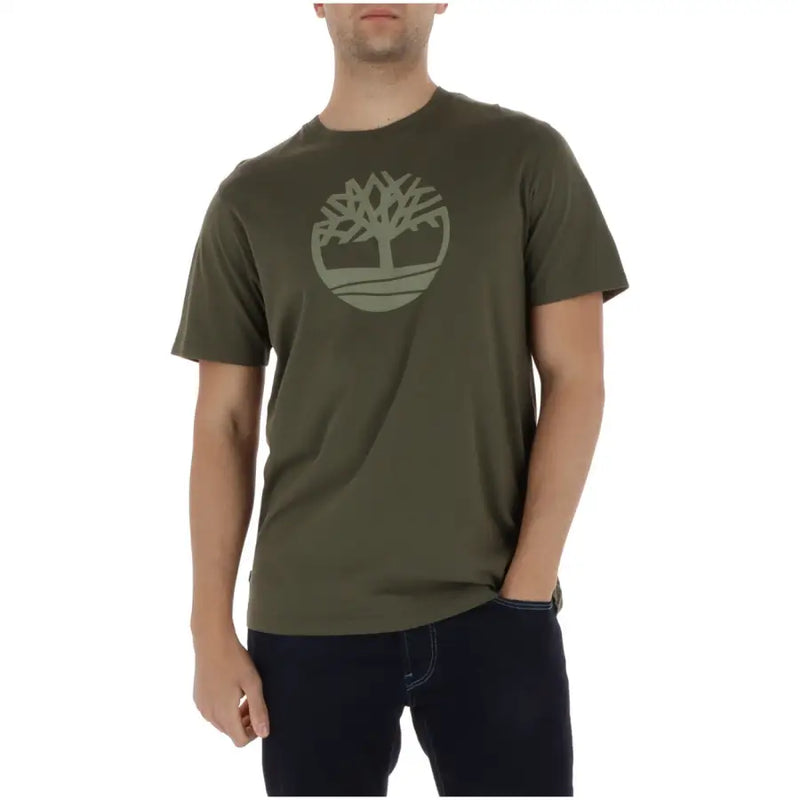 Olivgrün timberland Männer t-shirt aus Baumwolle gefertigt und mit einem dezenten, farblich passenden Baumlogo auf der Brust versehen.