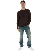 Timberland Herrenpullover in Dunkelbraun mit langen Ärmeln und Rundhalsausschnitt, getragen vom Model, Vorderansicht