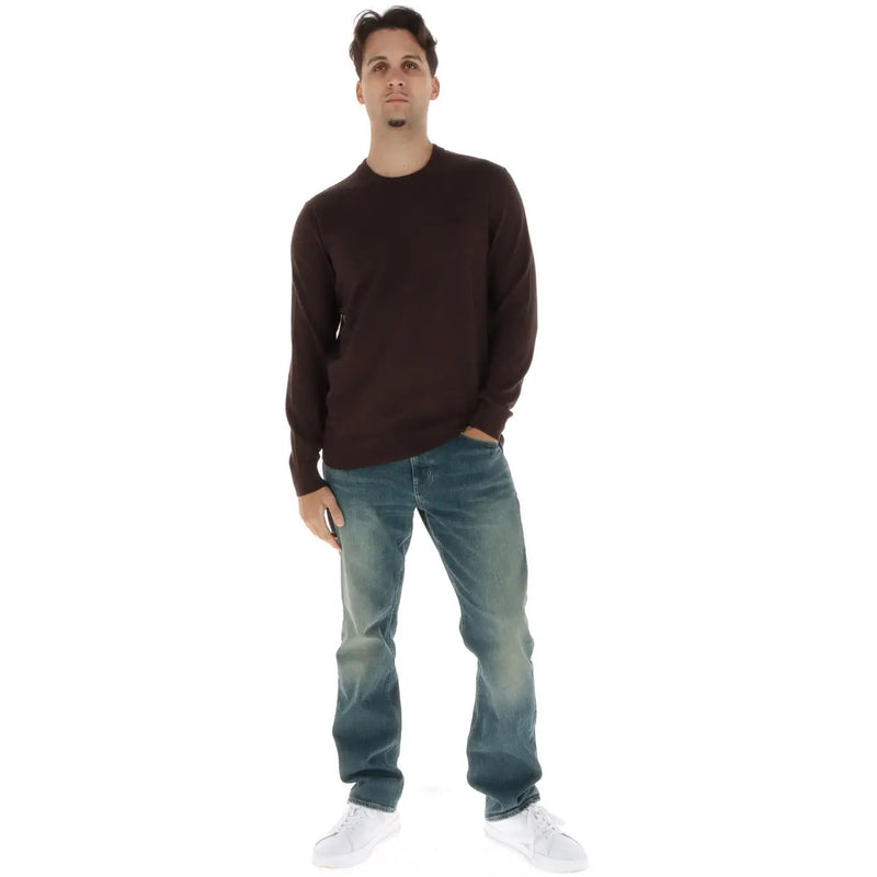 Timberland Herrenpullover in Dunkelbraun mit langen Ärmeln und Rundhalsausschnitt, getragen vom Model, Vorderansicht