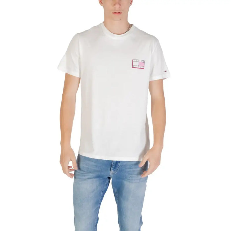 Tommy Hilfiger weißes T-Shirt mit rosa-weißem Logo-Patch auf der Brust, abgebildet im Produkttitel des schwarzen T-Shirts